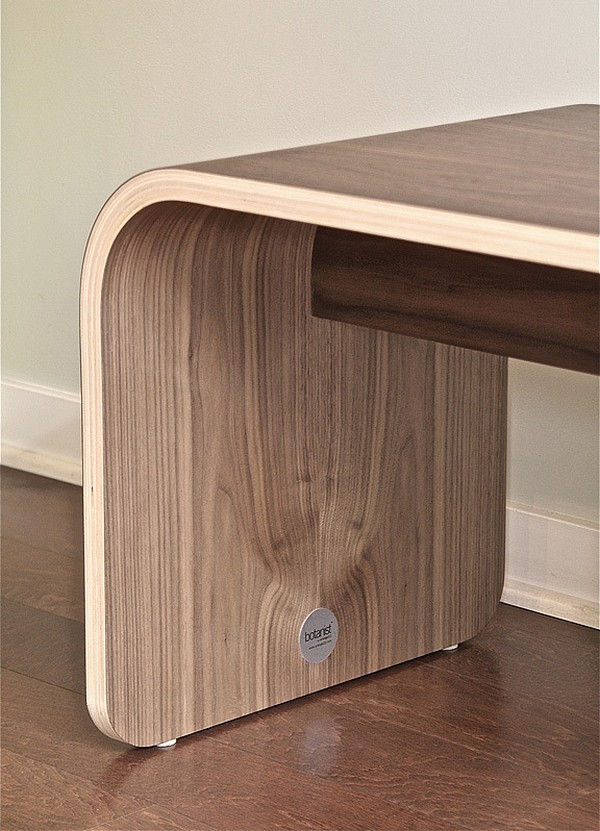 Elegantna minimalistička drvena klupa 